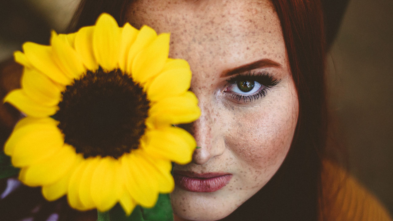 mujer con girasol